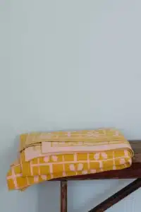Daisy throw Sunny
