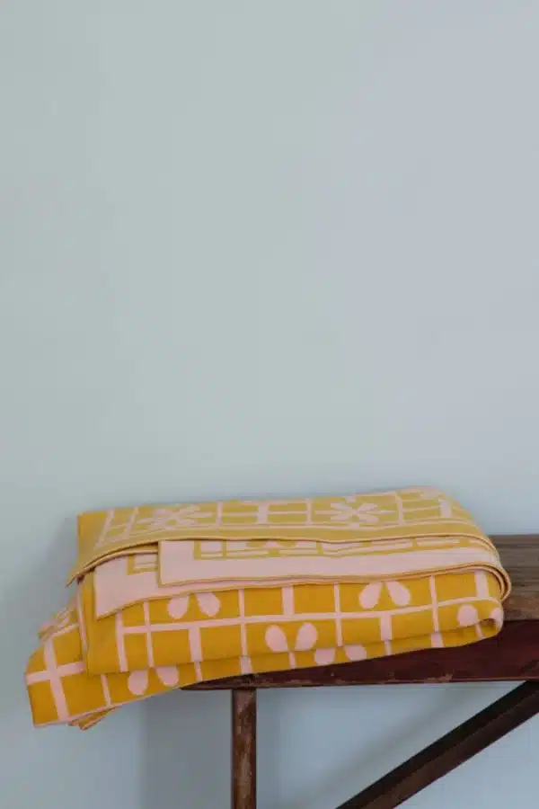 Daisy throw Sunny